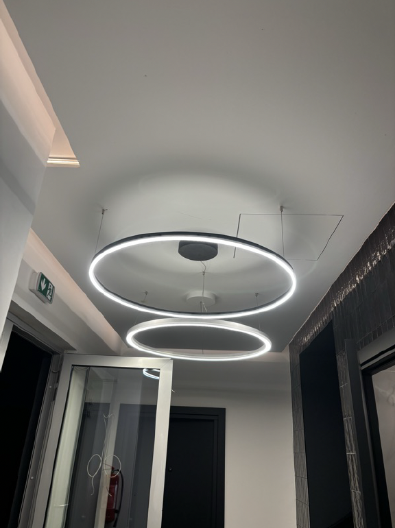Montáž designového kruhového lustru – po realizaci