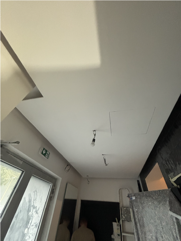 Montáž designového kruhového lustru – před realizací